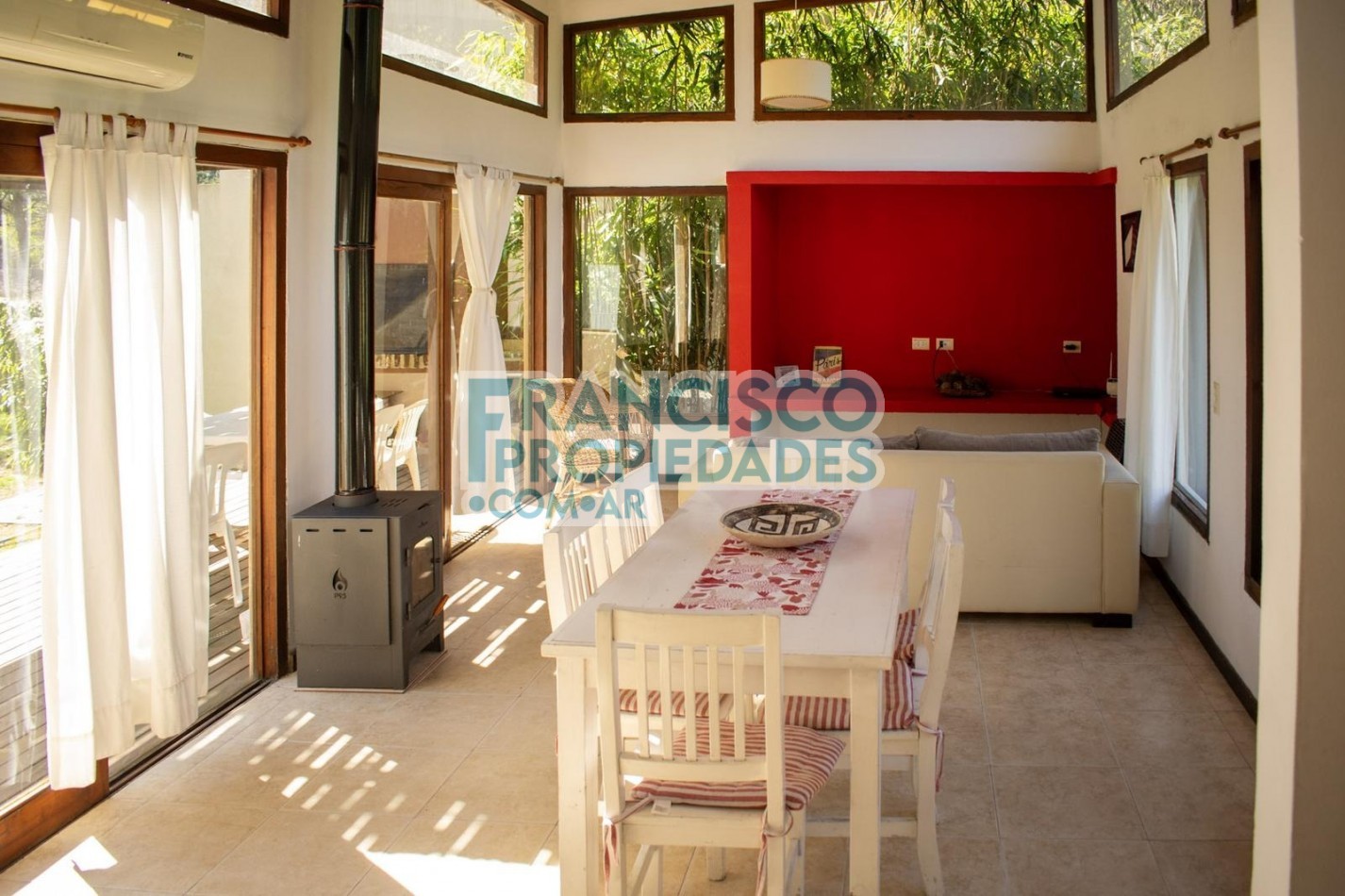 Oportunidad en Mar de las Pampas - 2 casas sobre lote en esquina