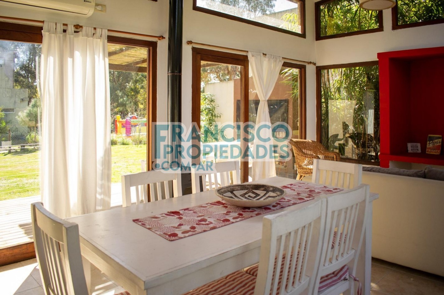 Oportunidad en Mar de las Pampas - 2 casas sobre lote en esquina