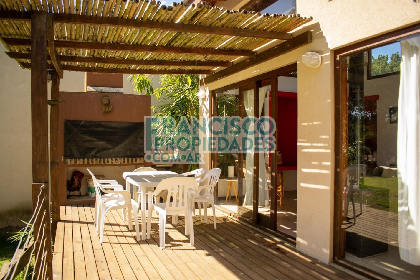 Oportunidad en Mar de las Pampas - 2 casas sobre lote en esquina