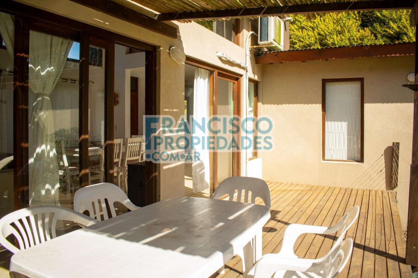 Oportunidad en Mar de las Pampas - 2 casas sobre lote en esquina