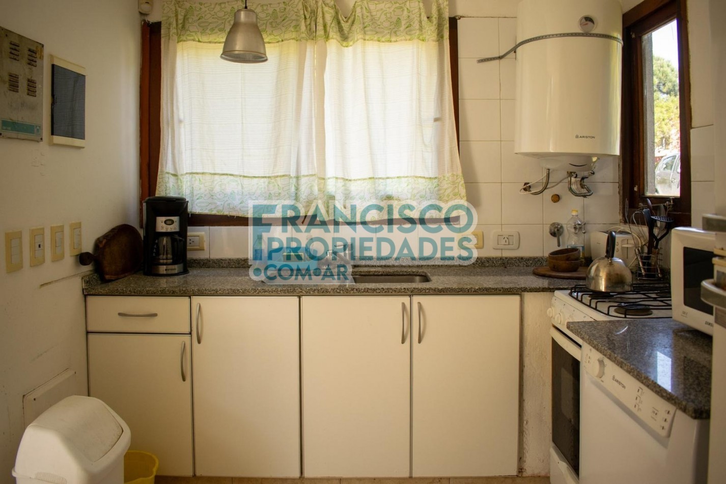 Oportunidad en Mar de las Pampas - 2 casas sobre lote en esquina