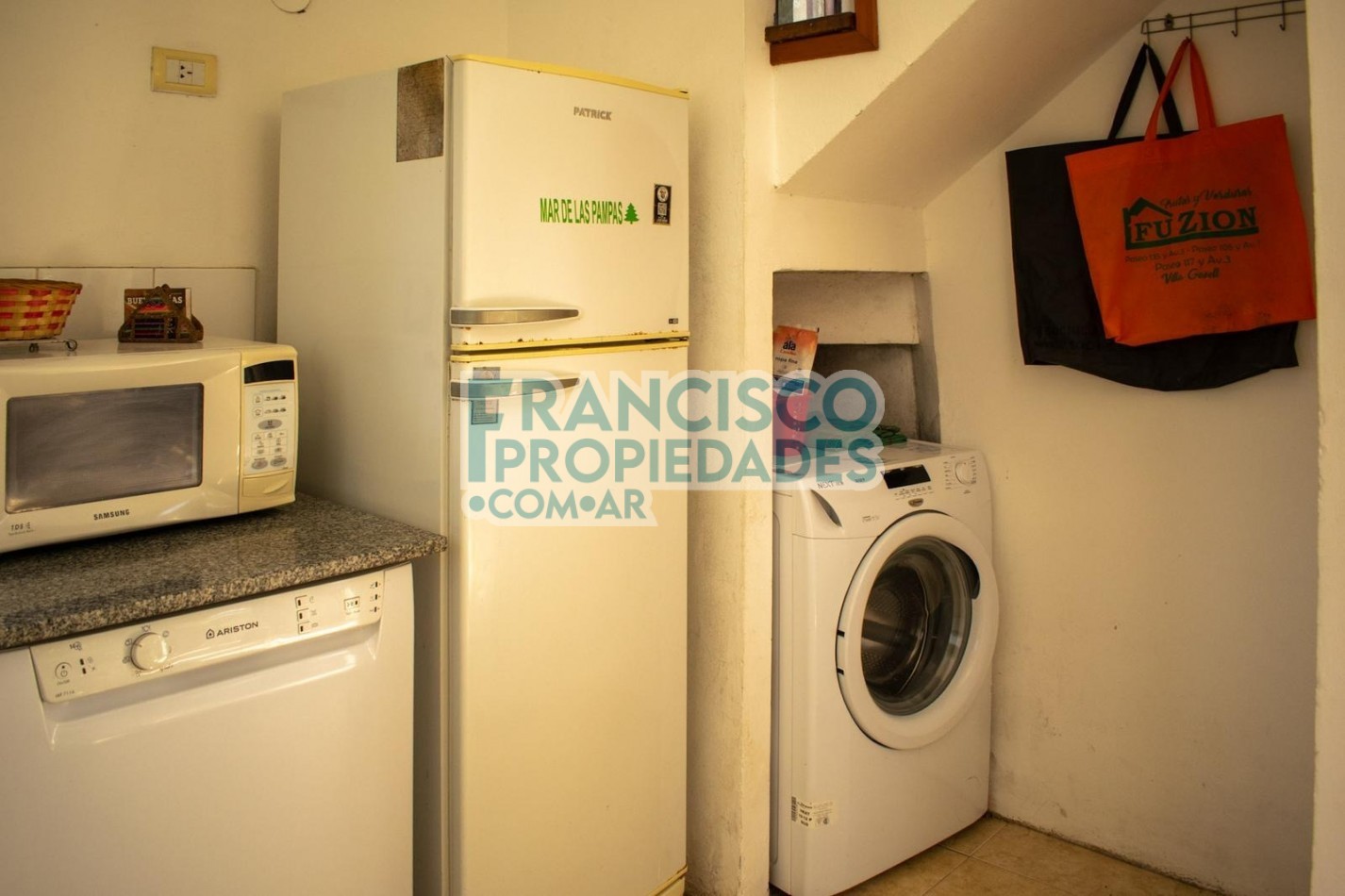 Oportunidad en Mar de las Pampas - 2 casas sobre lote en esquina