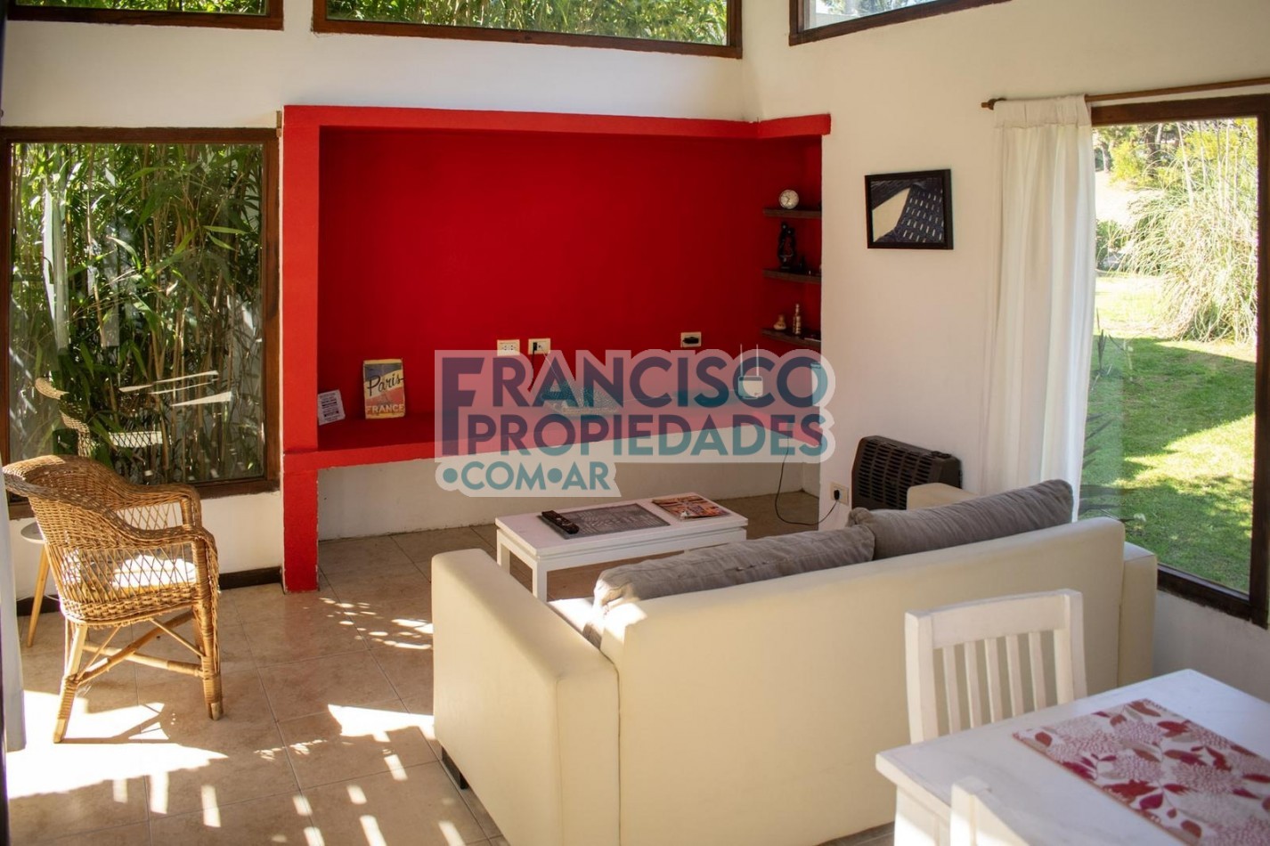 Oportunidad en Mar de las Pampas - 2 casas sobre lote en esquina