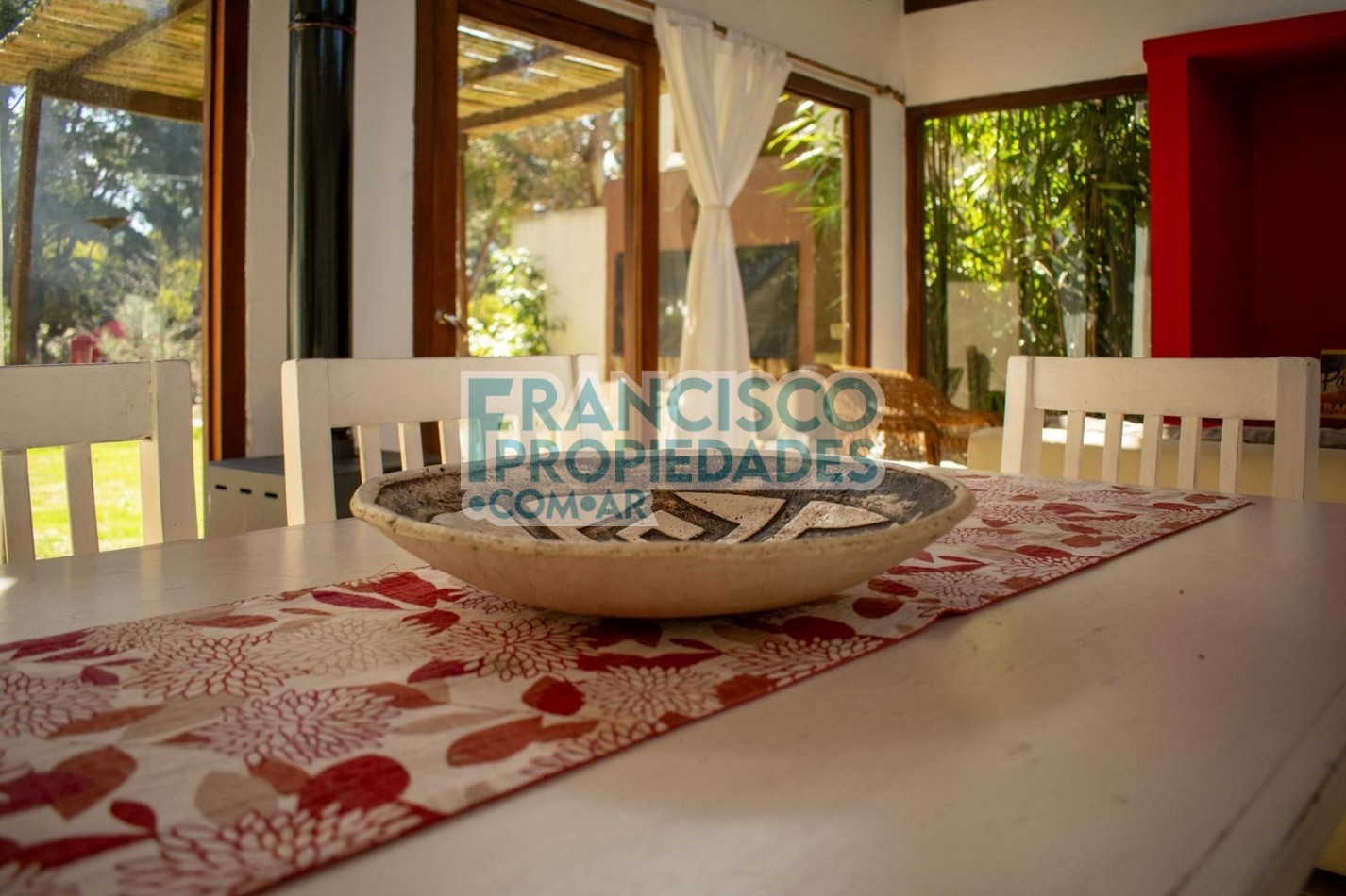 Oportunidad en Mar de las Pampas - 2 casas sobre lote en esquina