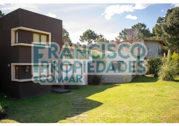 Oportunidad en Mar de las Pampas - 2 casas sobre lote en esquina